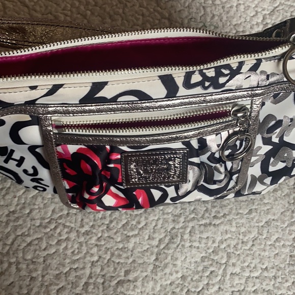 Coach Poppy Baguette Bag - Picture 3 of 9